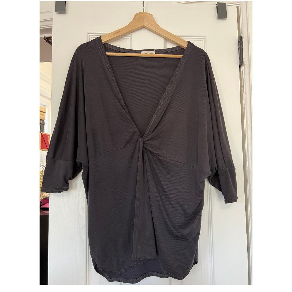 URBAN OUTFITTERS BLACK  V-NECK FRONT KNOT STYLE TOP
